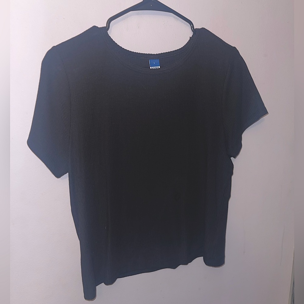 Women’s size L short sleeved black crop 🖤 never used & in perfect condition!